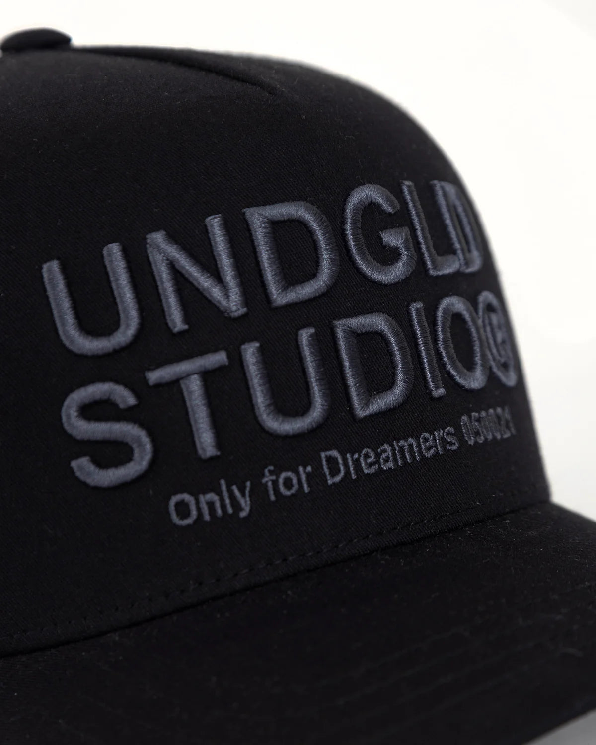 BASICS UNDGLD STUDIO TRUCKER CAP BLACK