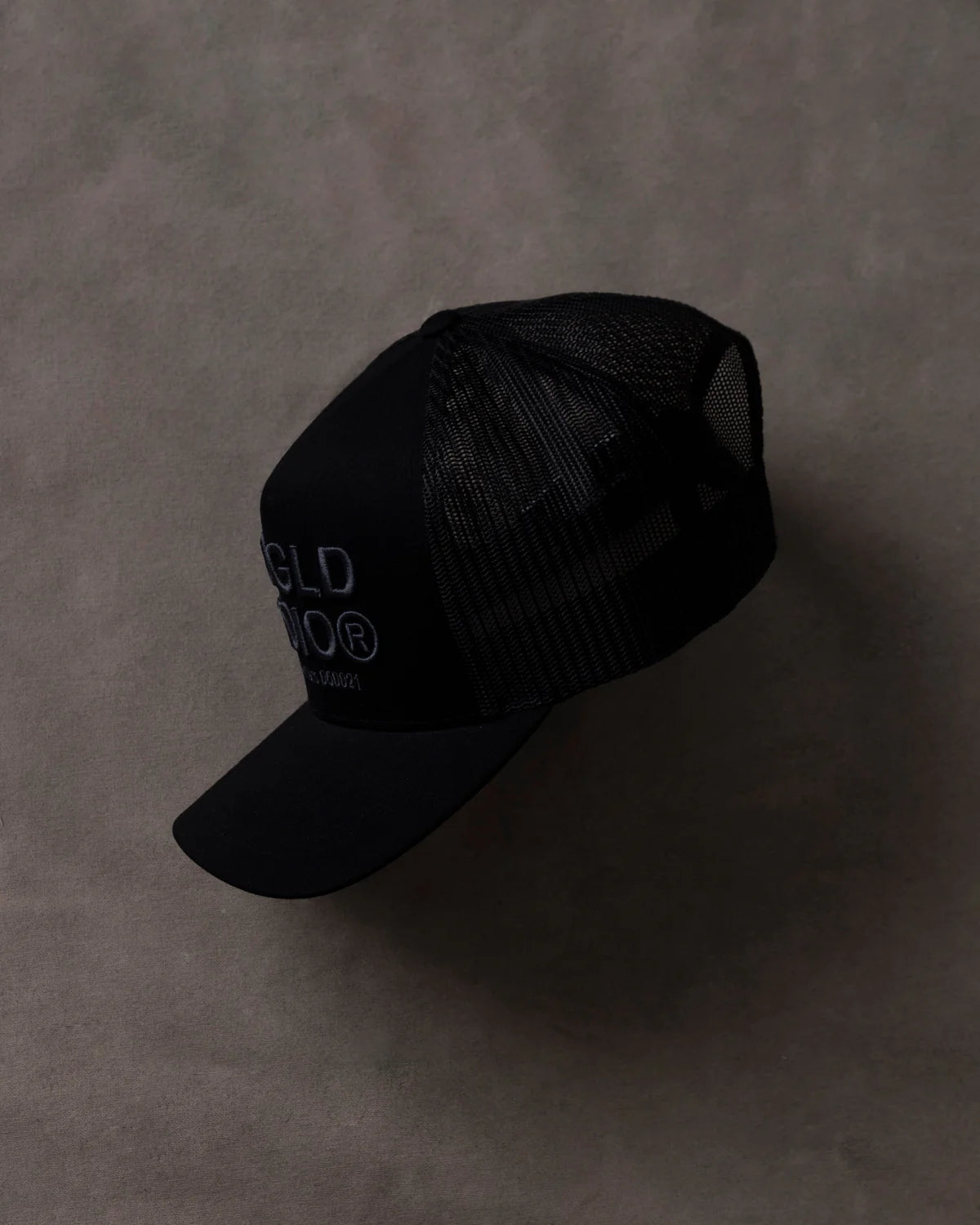 BASICS UNDGLD STUDIO TRUCKER CAP BLACK