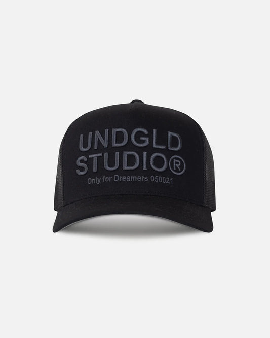 BASICS UNDGLD STUDIO TRUCKER CAP BLACK